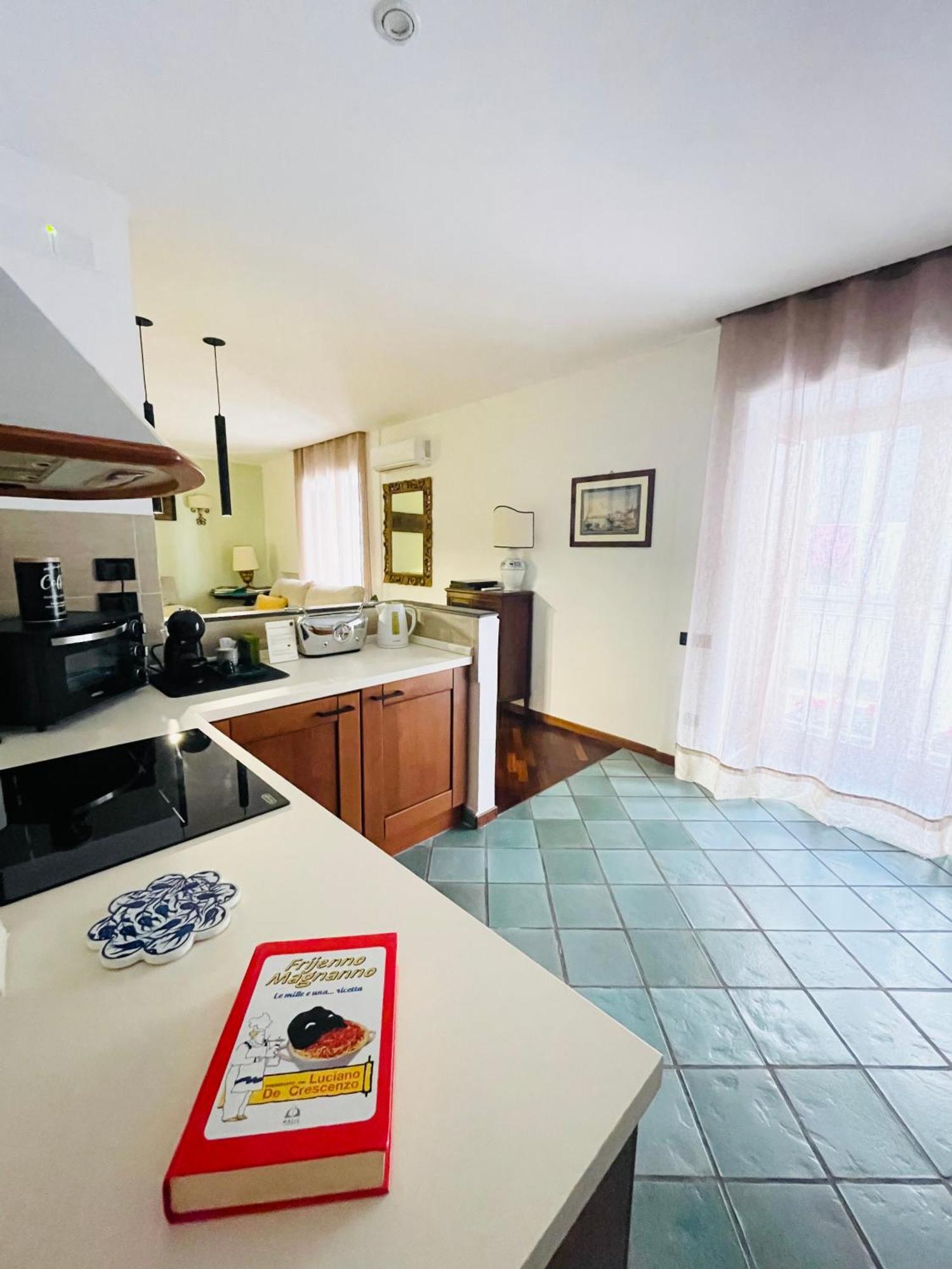Re Gallo Luxury Apartment Plebiscito In Via Chiaia Неаполь Экстерьер фото