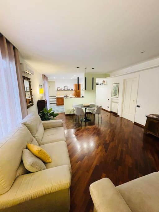 Re Gallo Luxury Apartment Plebiscito In Via Chiaia Неаполь Экстерьер фото